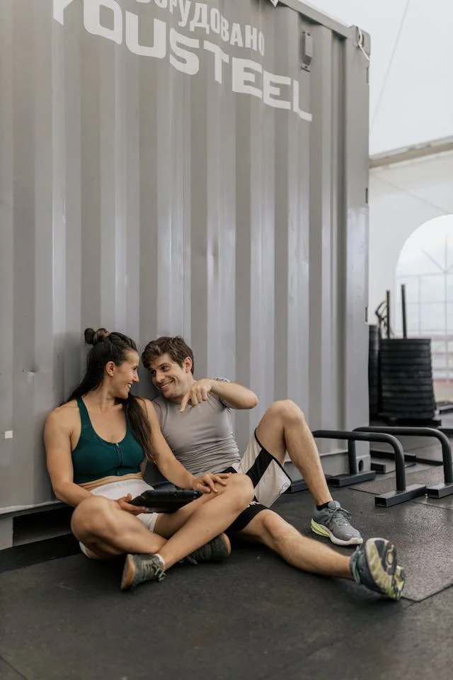 un couple de sportif qui rigole ensemble