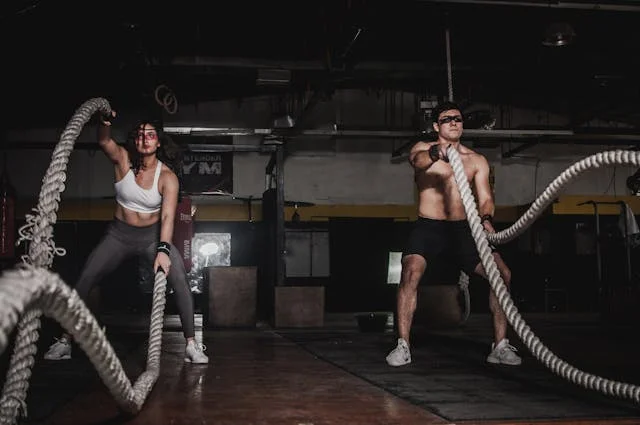 un couple qui fait du crossfit