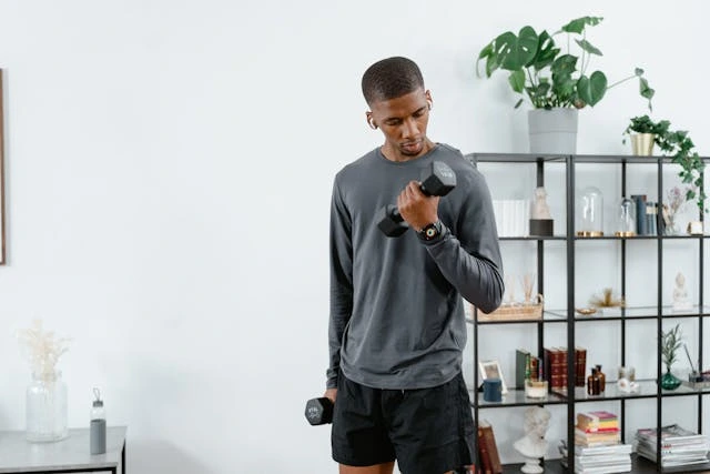 un homme avec des poids en train de se muscler.